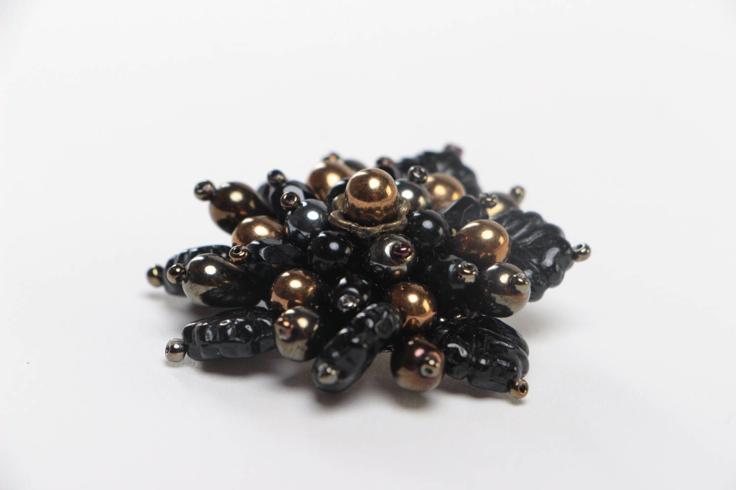 Broche fantaisie Bijou fait main noir perles de rocaille Accessoire femme photo 3