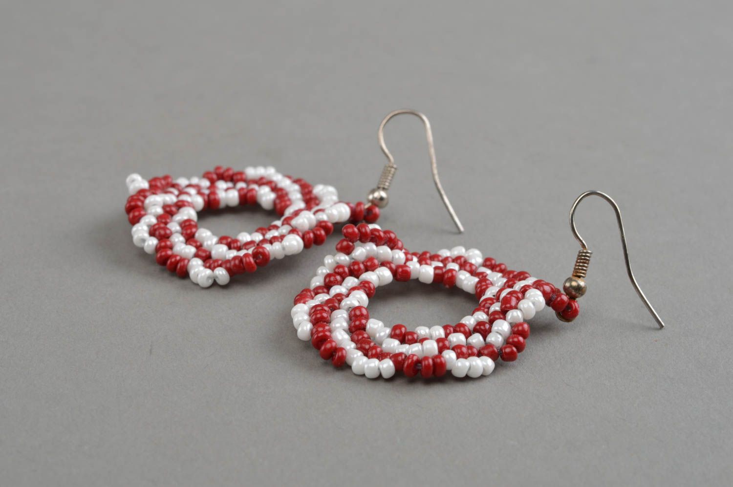 Boucles d'oreilles en perles de rocailles rondes faites main rouges de créateur photo 3