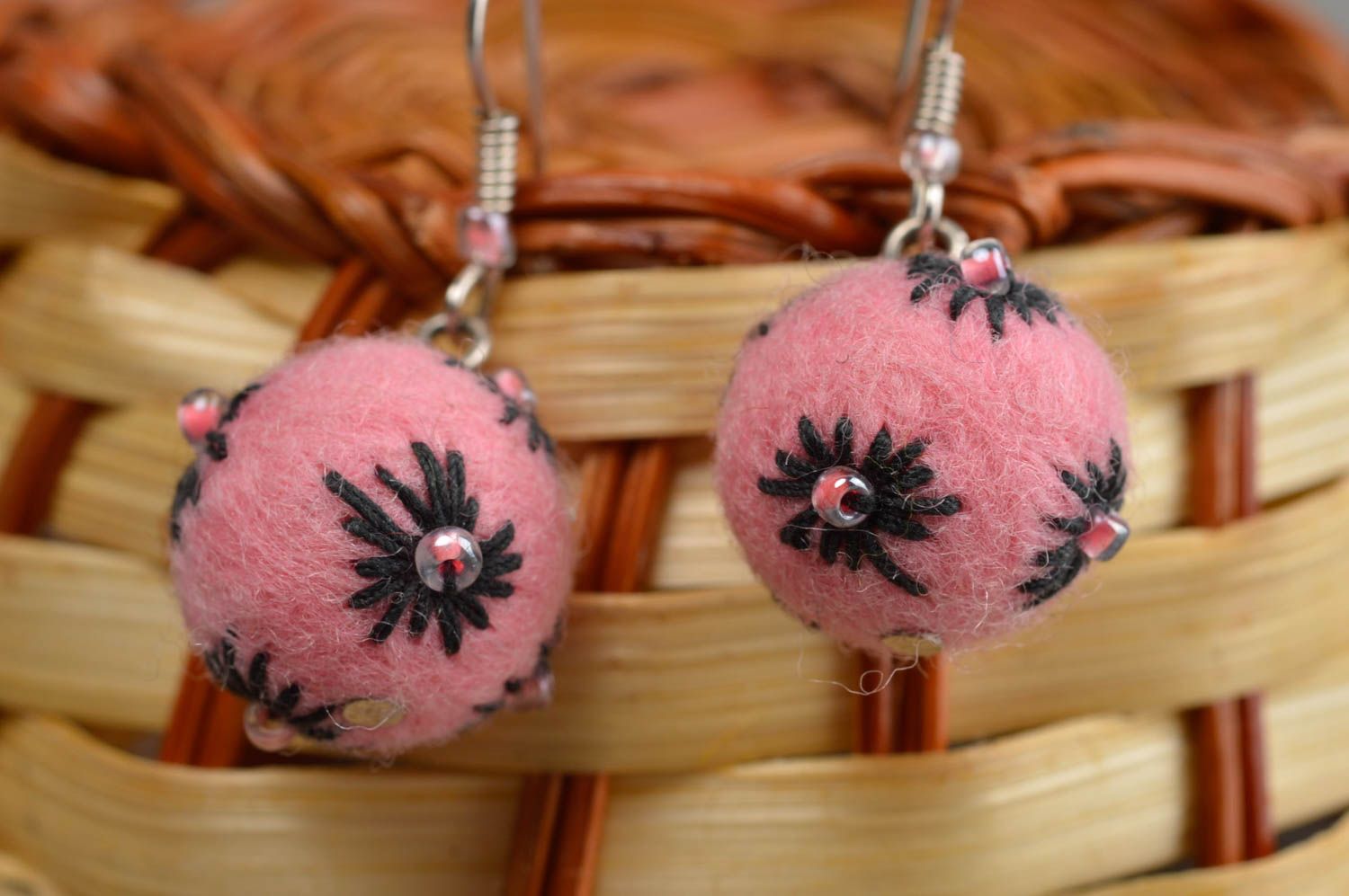 Серьги в технике валяния из шерсти в виде розовых шариков с бусинам хенд мейд фото 1