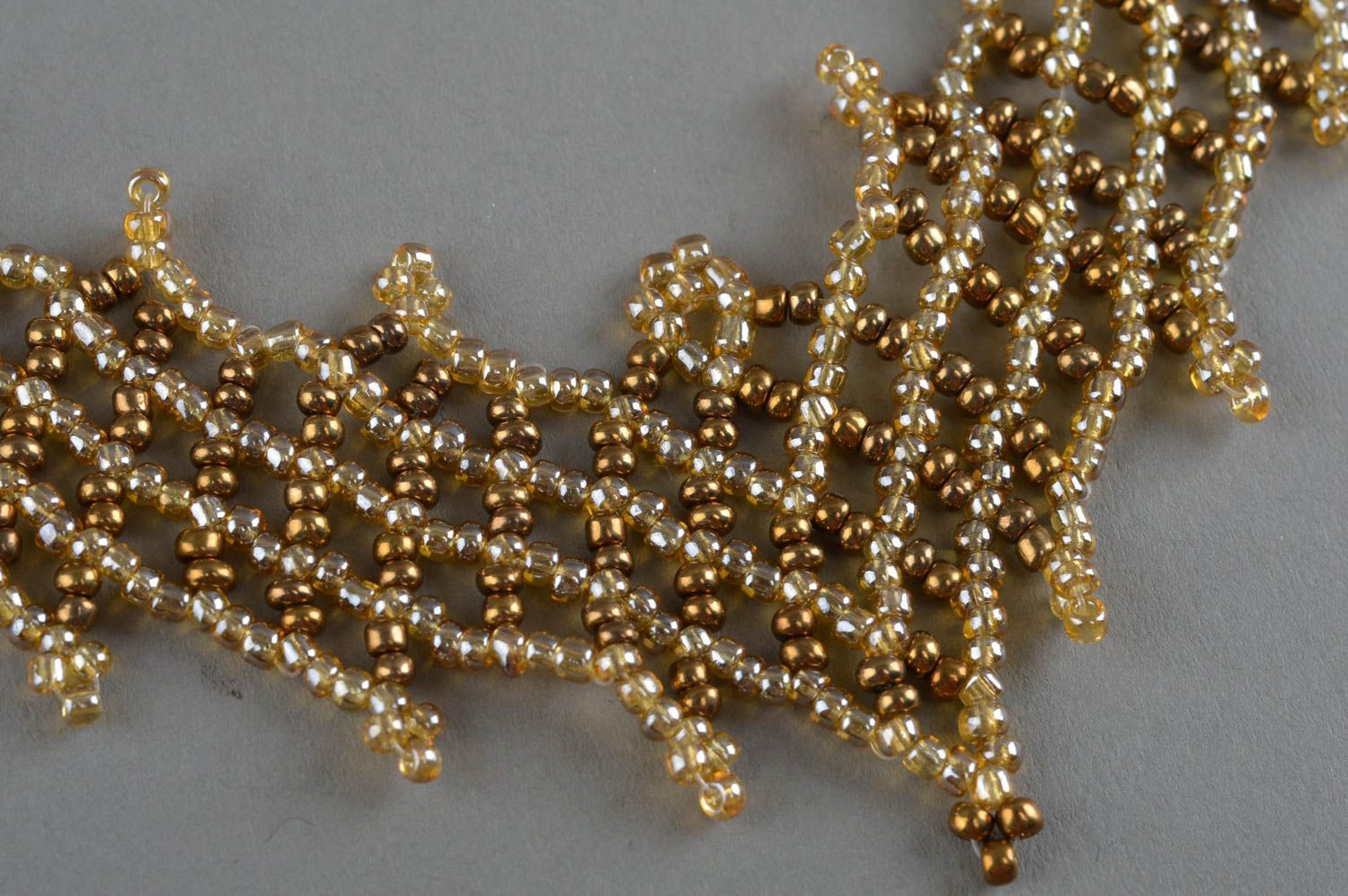 Ожерелье из бисера плетеное ручной работы оригинальное золотистое красивое фото 3