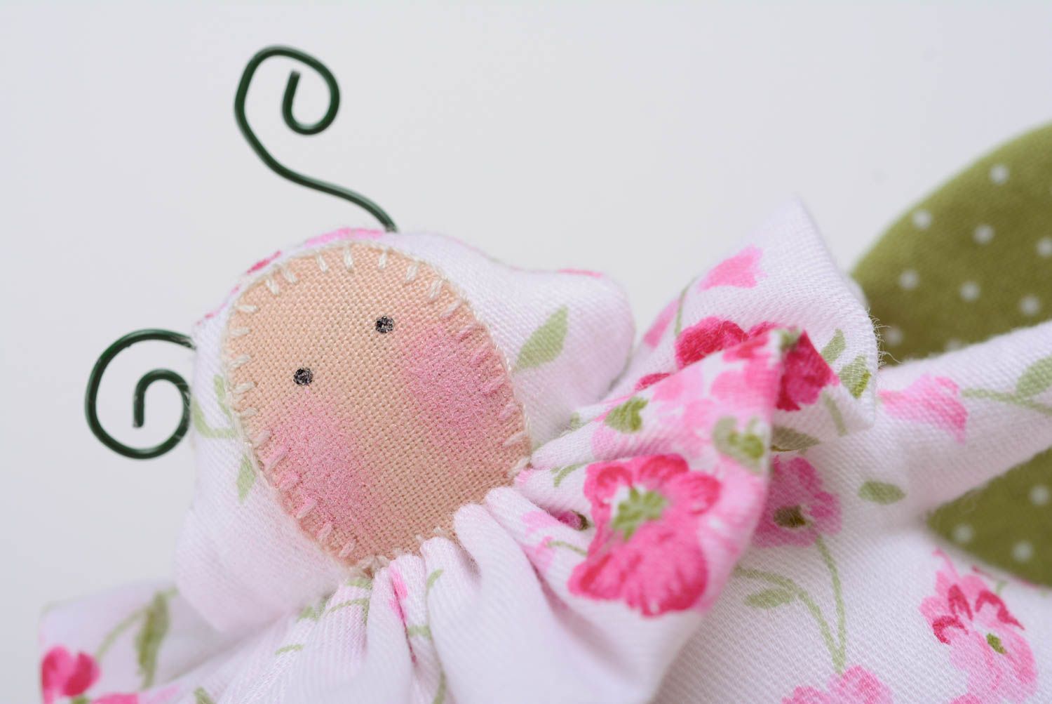 Poupée faite main originale tissu coton petite jolie coléoptère à motif floral photo 2