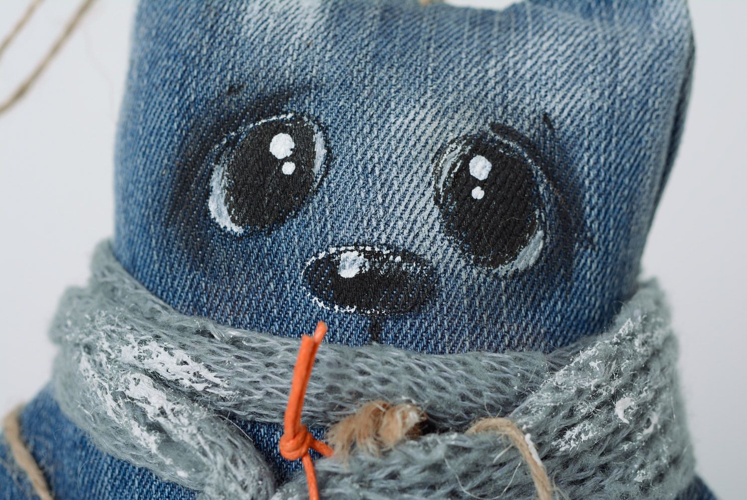 Синяя текстильная авторская игрушка в виде кота из джинса ручной работы мягкая  фото 2