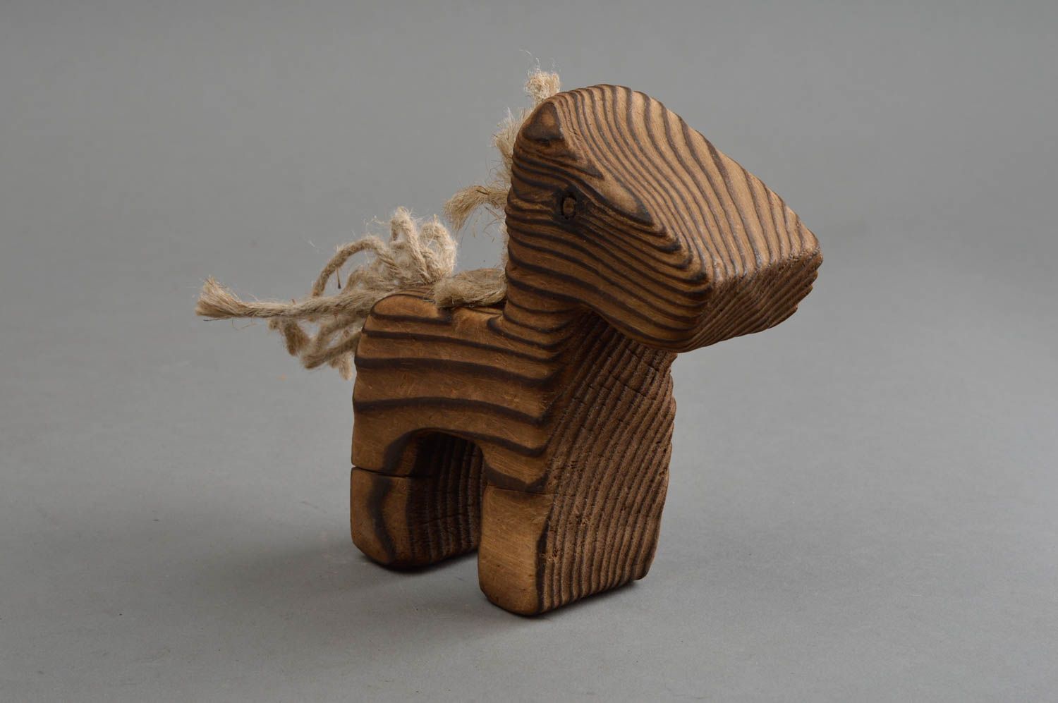 Figurine en bois de pin et cordons de lin faite main écologique Poulain photo 3