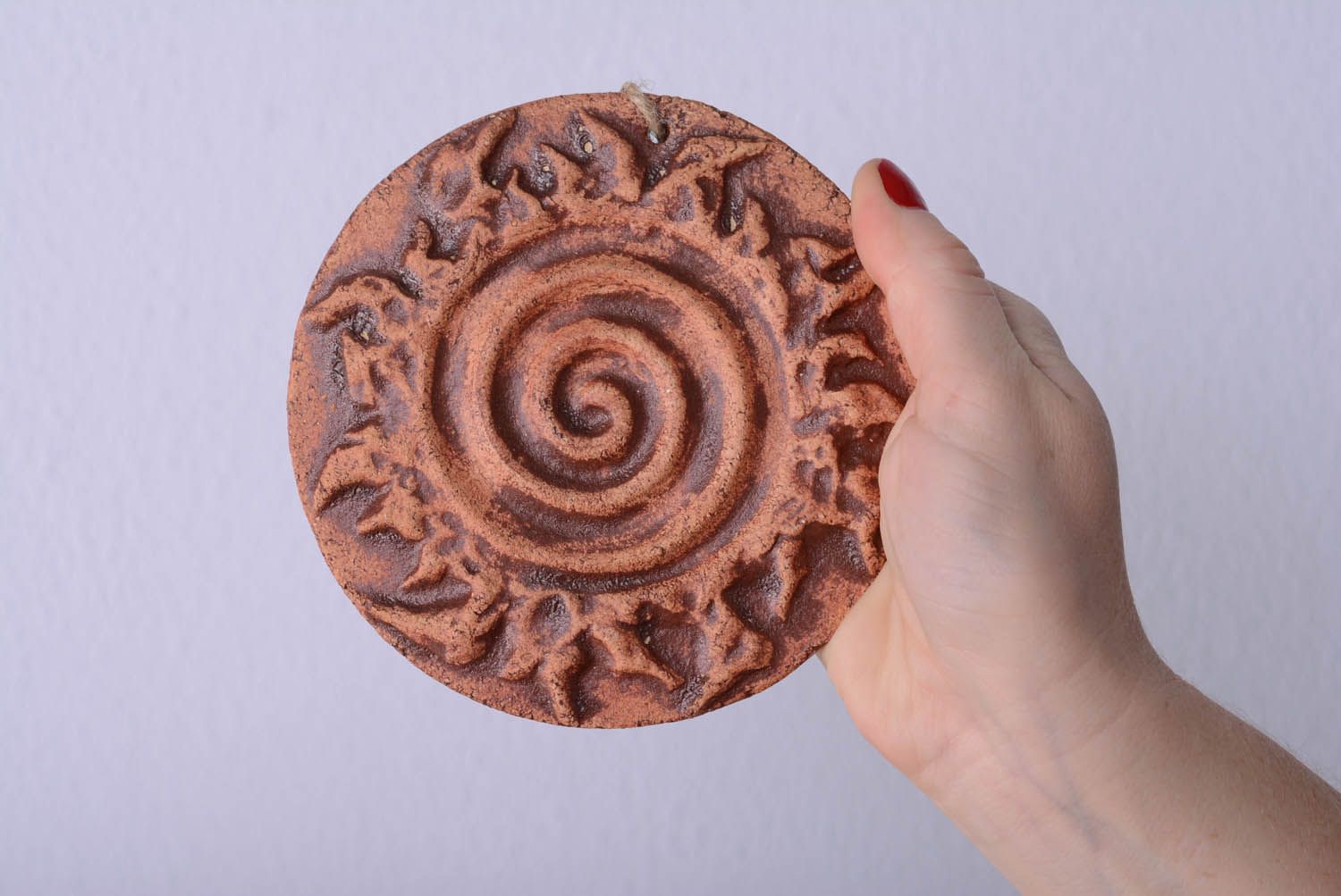 Prato -talismã redondo de argila feito à mão para decoração do interior em estilo étnico  foto 4