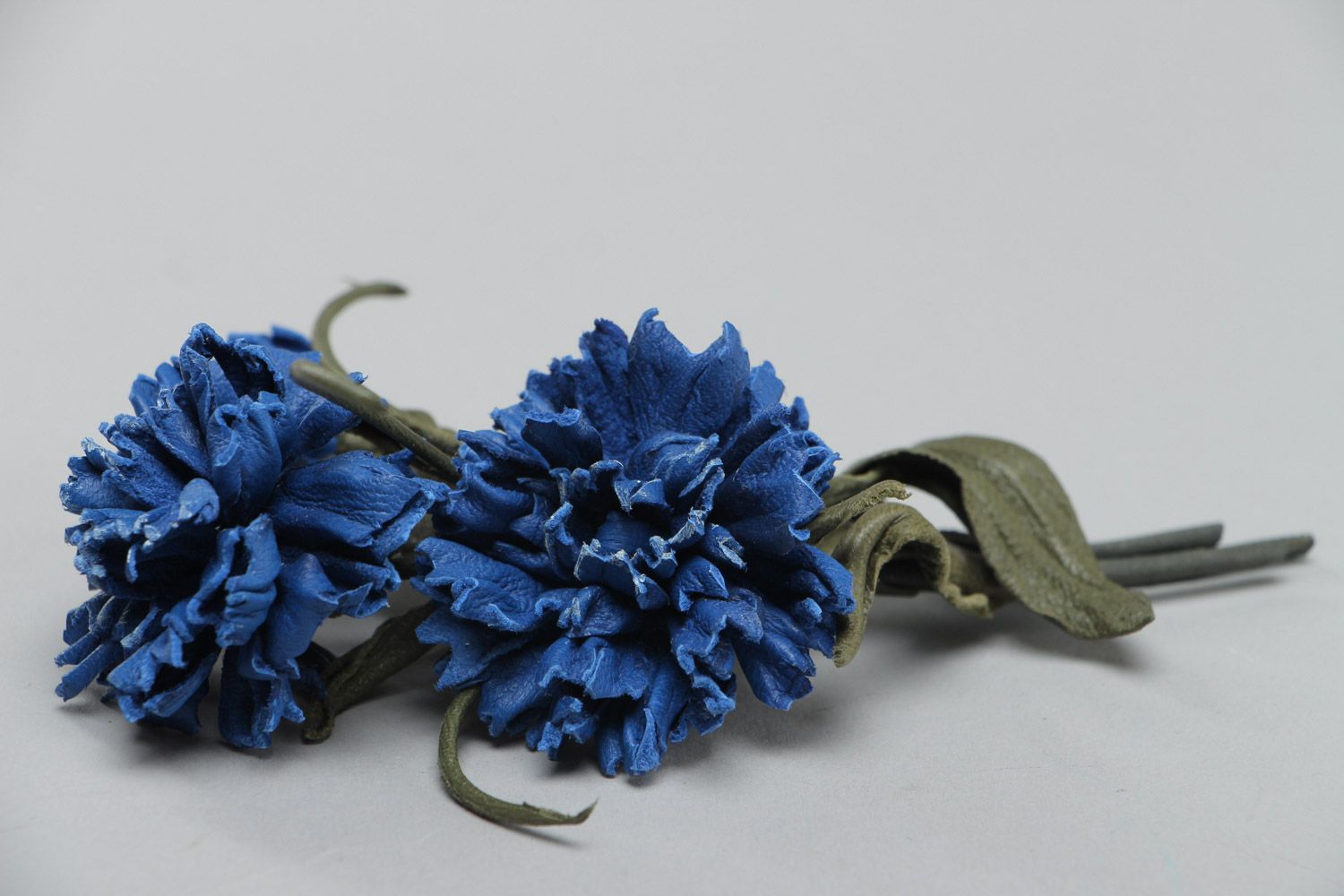 Schöne künstlerische handmade blaue Brosche aus Leder in Form der Flockenblumen foto 4