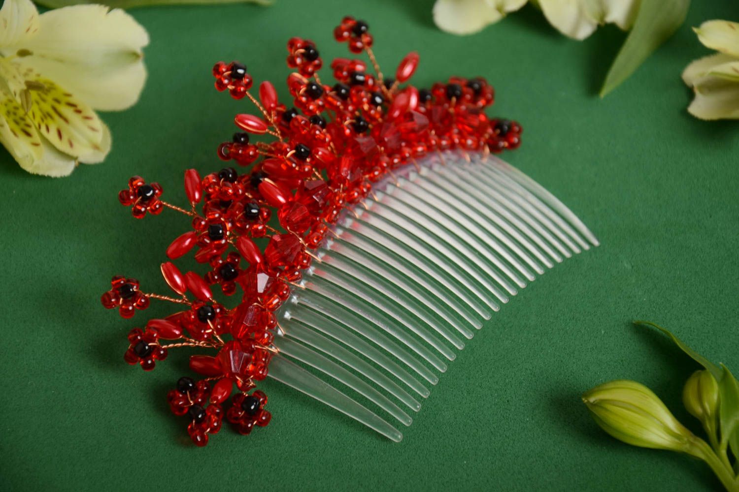 Handmade Steckkamm aus Kunststoff mit Glasperlen Glaskugeln in Rot originell foto 1