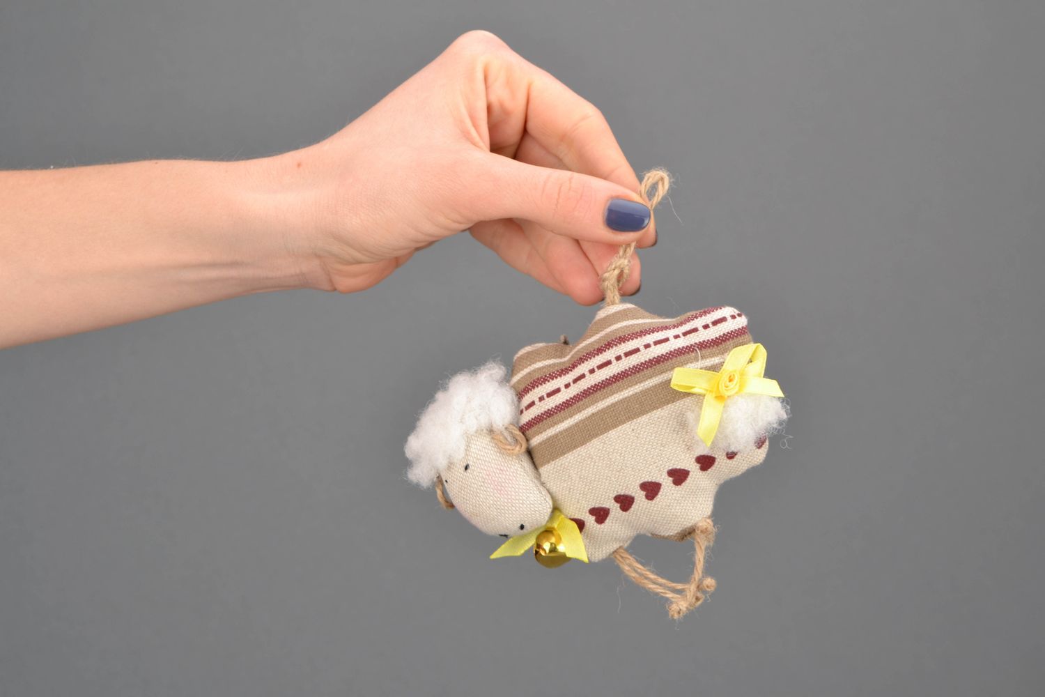 Мягкая игрушка подвеска в виде овечки тканевая фото 2