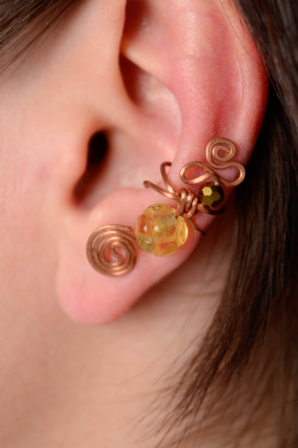 Ear cuff de alambre de cobre y topacio, alambrismo foto 5