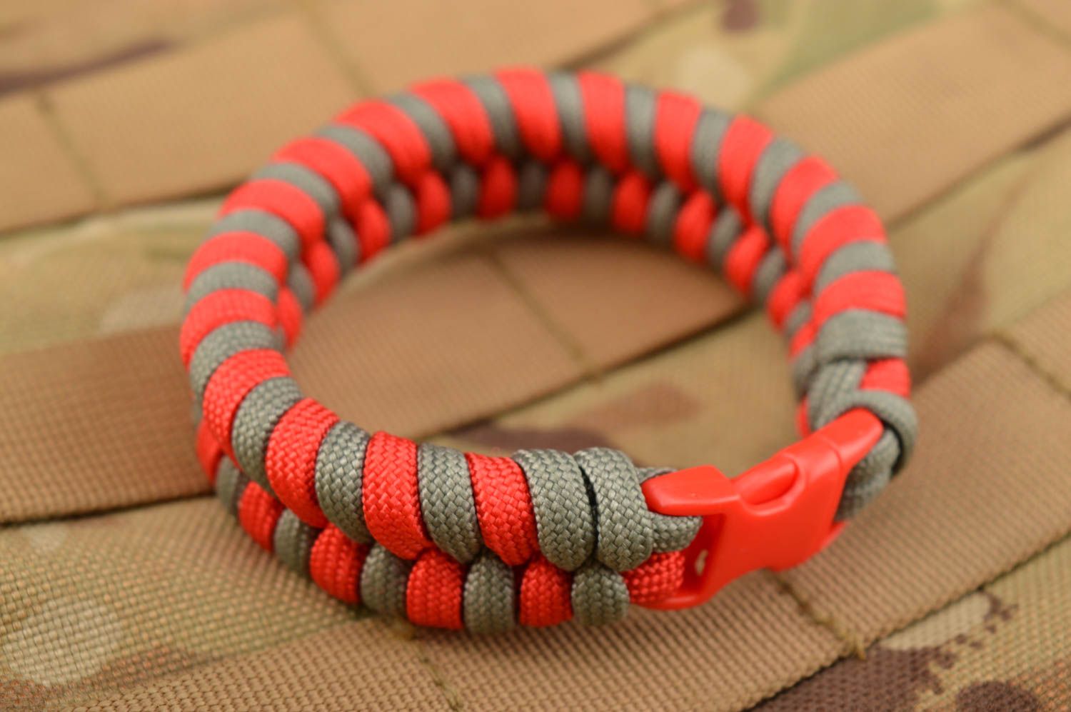 Bracelet en paracorde fait main Bracelet de survie rouge-gris Accessoire femme photo 1