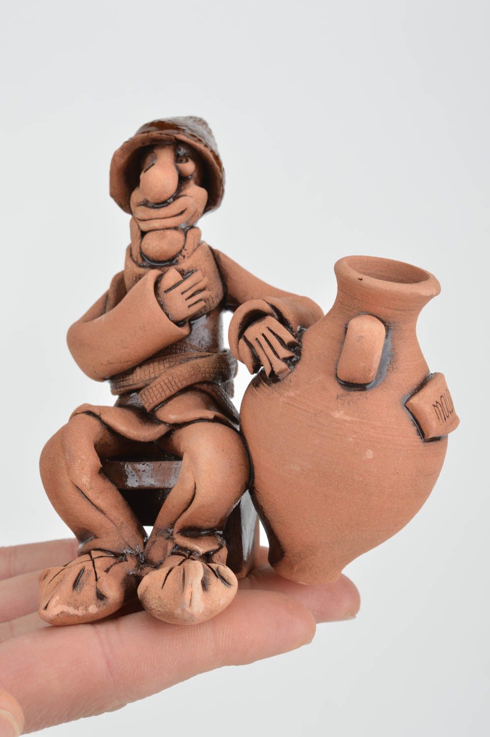Figurilla cerámica artesanal decorativa con forma de vinicultor con jarro foto 3