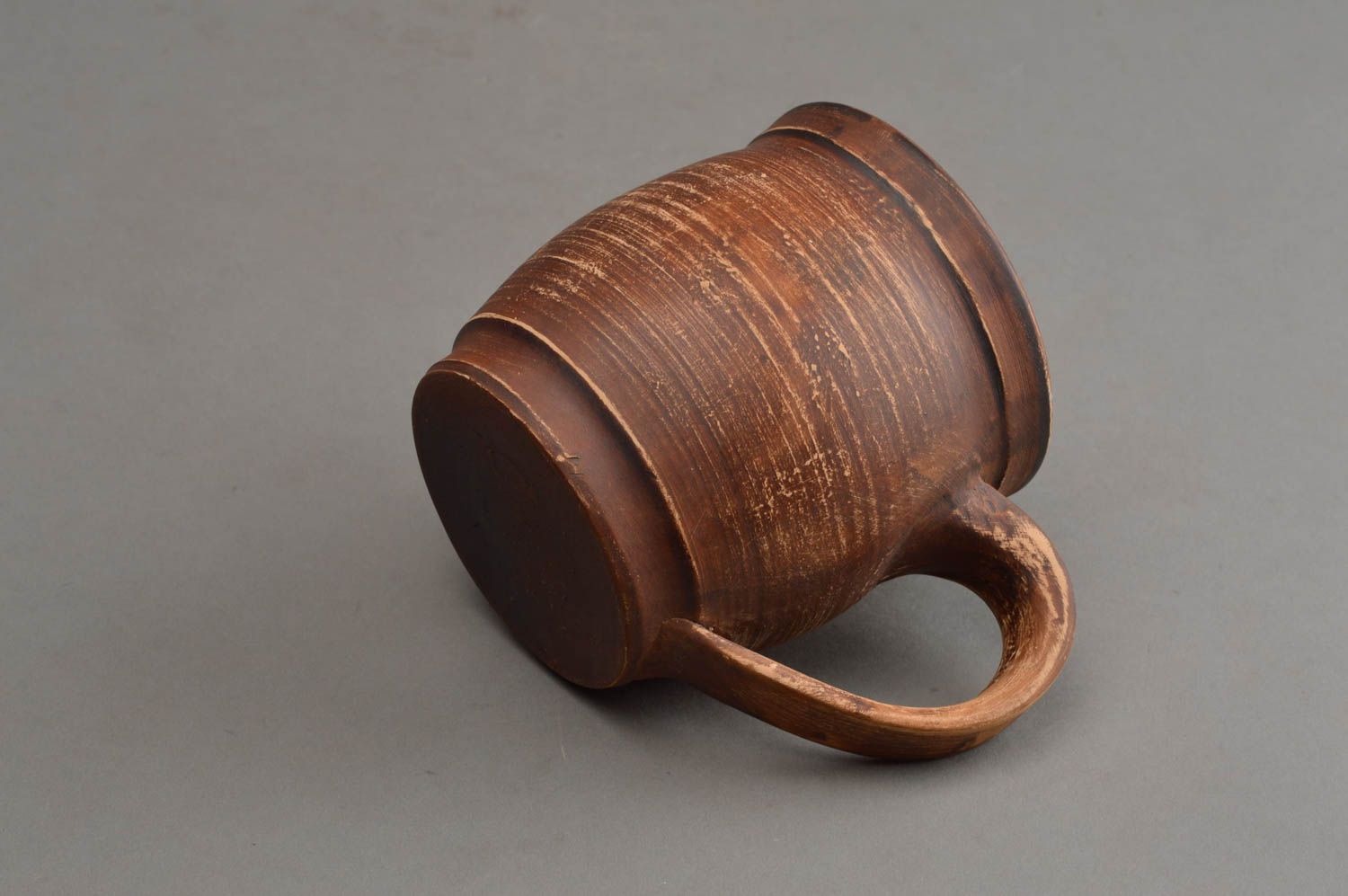 Глиняная чашка коричневая ручной работы объемом 400 мл с кантом снизу красивая фото 4