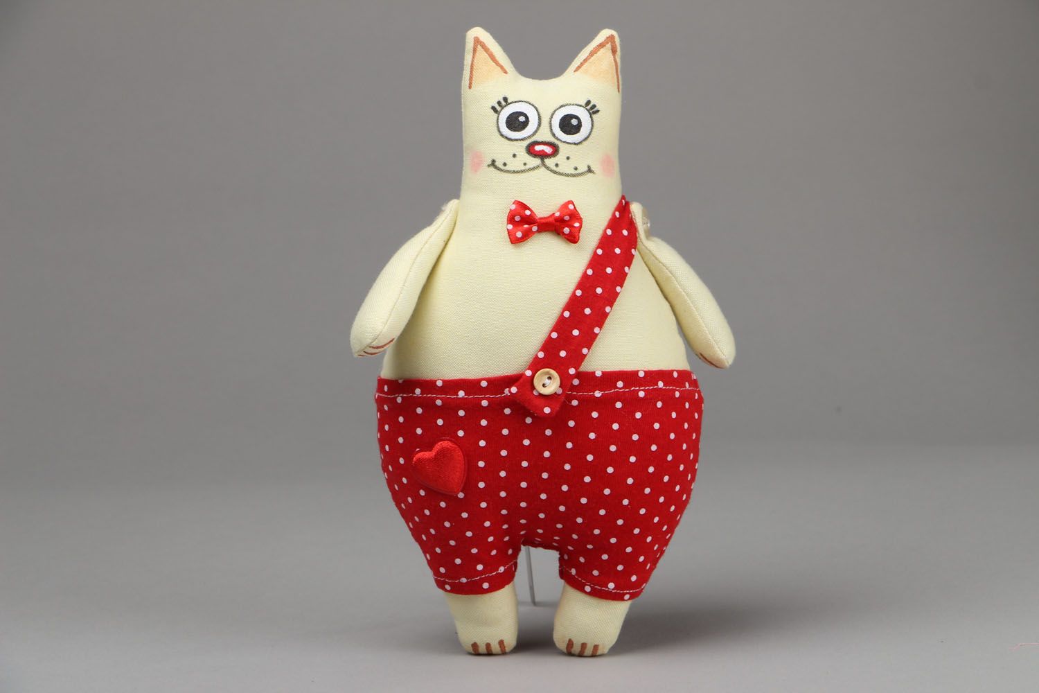 Brinquedo macio de tecido Gato em calças vermelhas foto 1