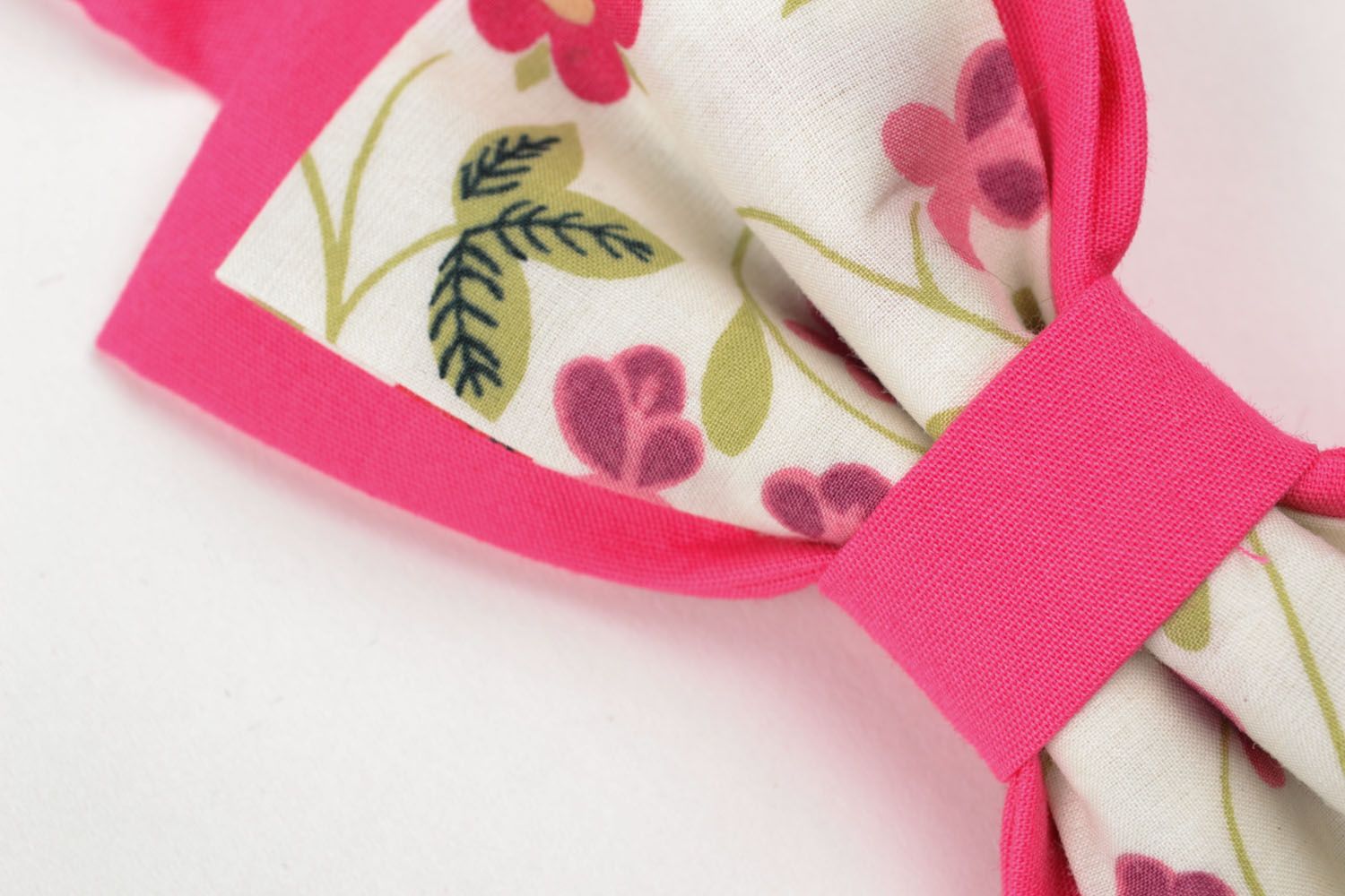 Gravata-borboleta artesanal em cor de rosa com padrão floral  foto 2