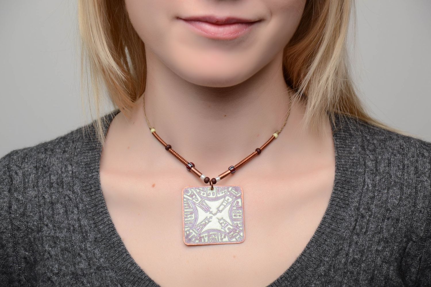 Emaillierte Halskette aus Kupfer foto 2