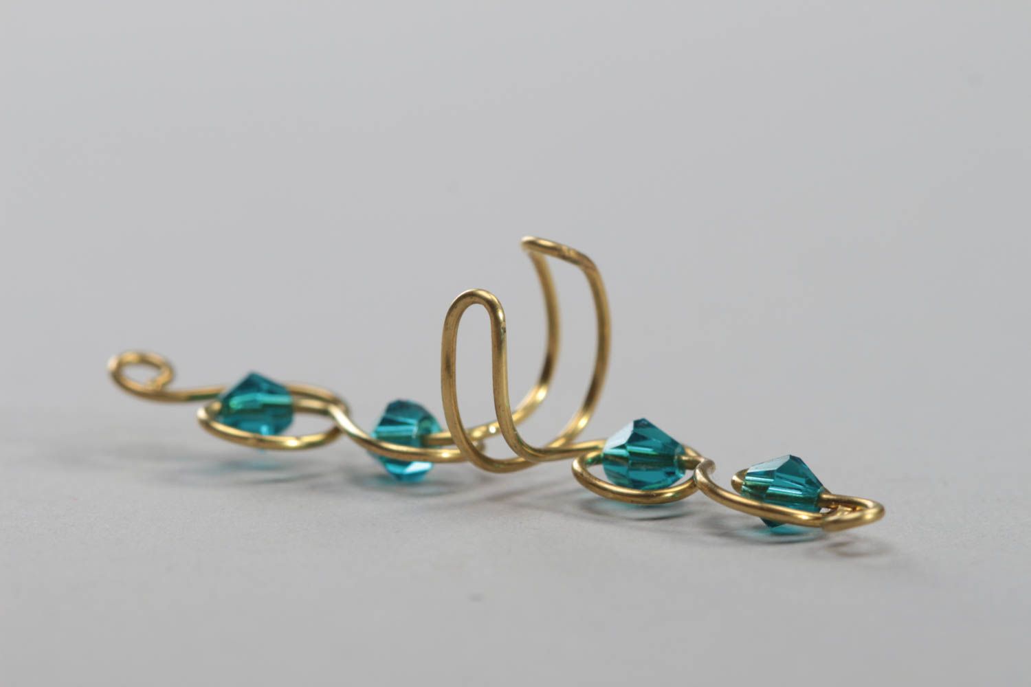 Boucle d'oreille ear cuff en métal avec perles de cristal bleues faite main photo 4
