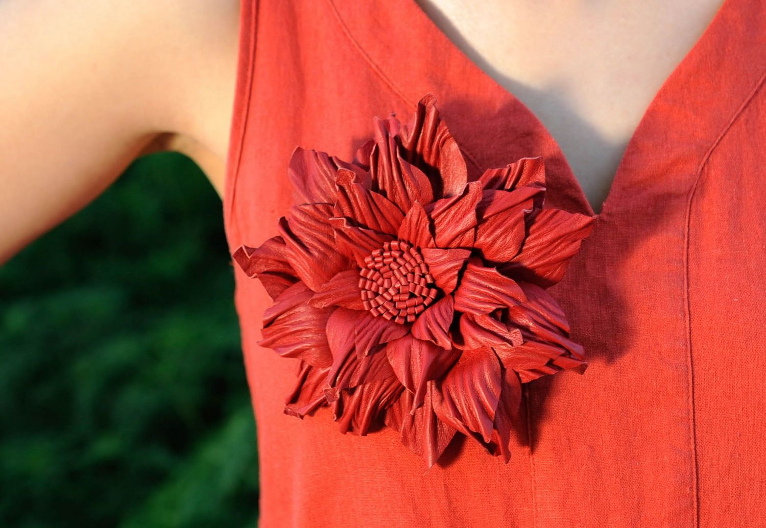 Broche en cuir en forme de fleur rouge photo 4