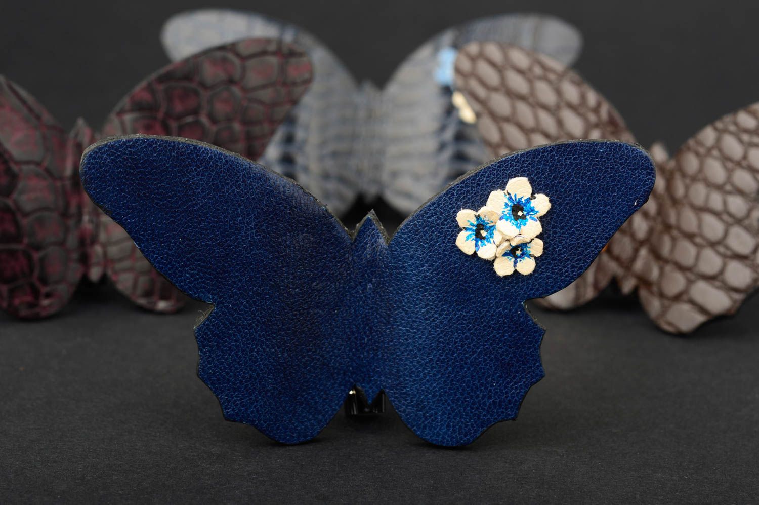 Broche originale Bijou fait main papillon bleu foncé en cuir Cadeau pour femme photo 1