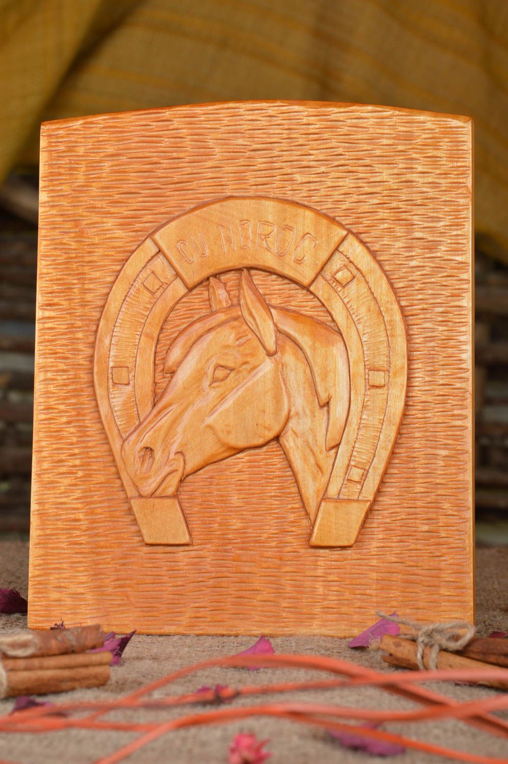 Панно из дерева ручной работы резное с изображением подковы и лошади красивое фото 1