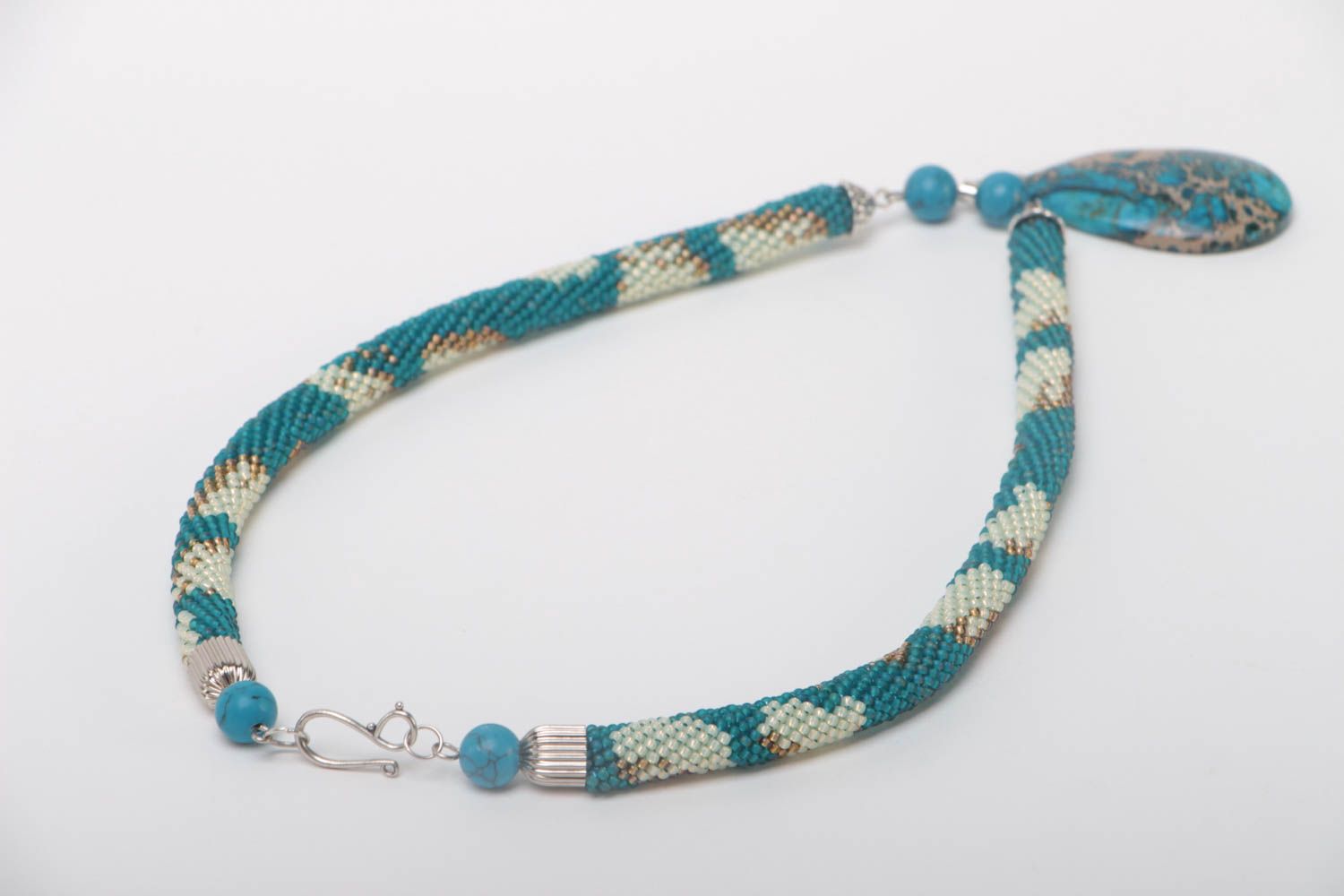 Collier spirale en perles de rocaille avec turquoise et variscite fait main photo 4