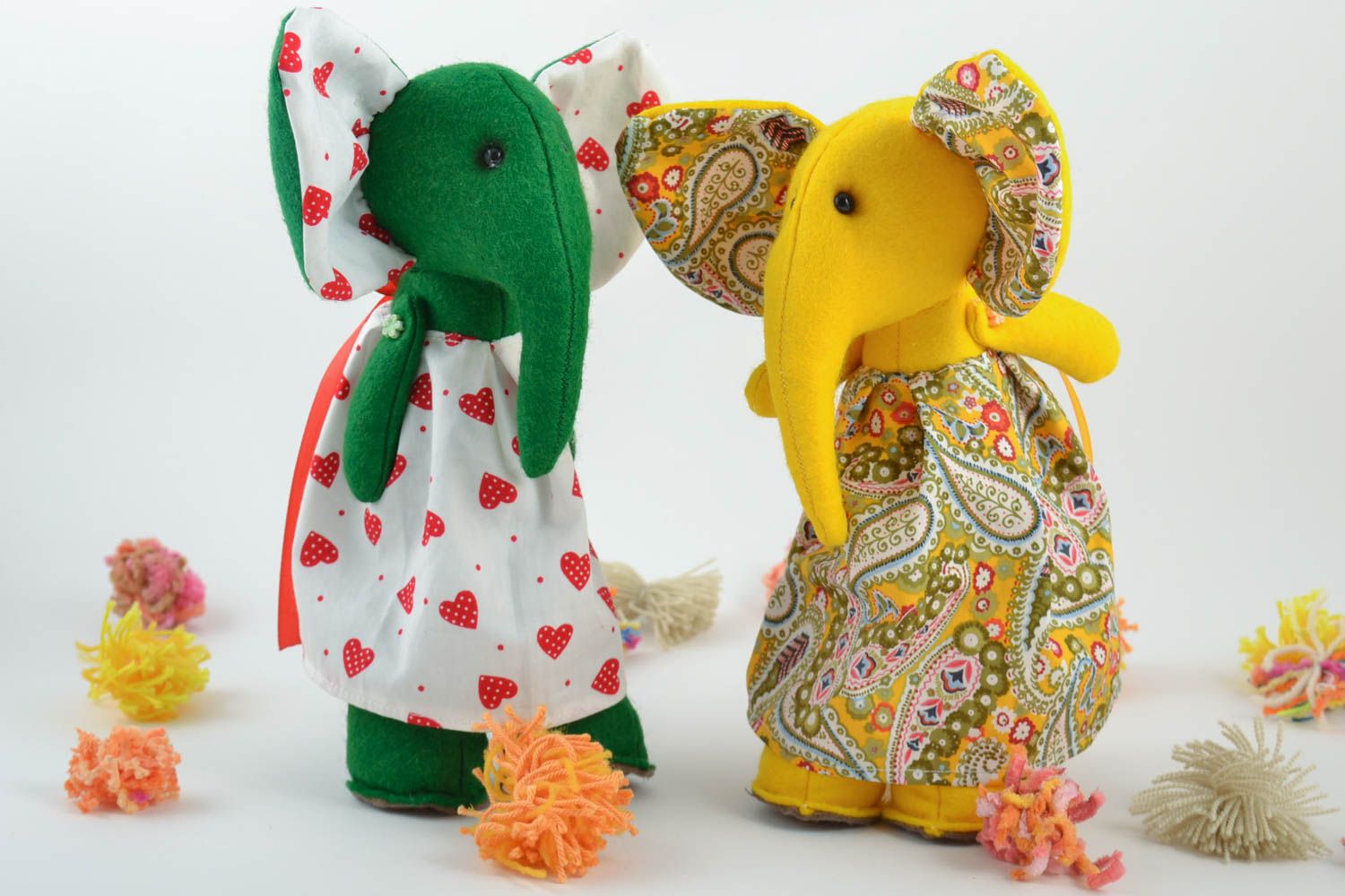 Juego de dos juguetes de tela de fieltro artesanales con forma de elefantes foto 1