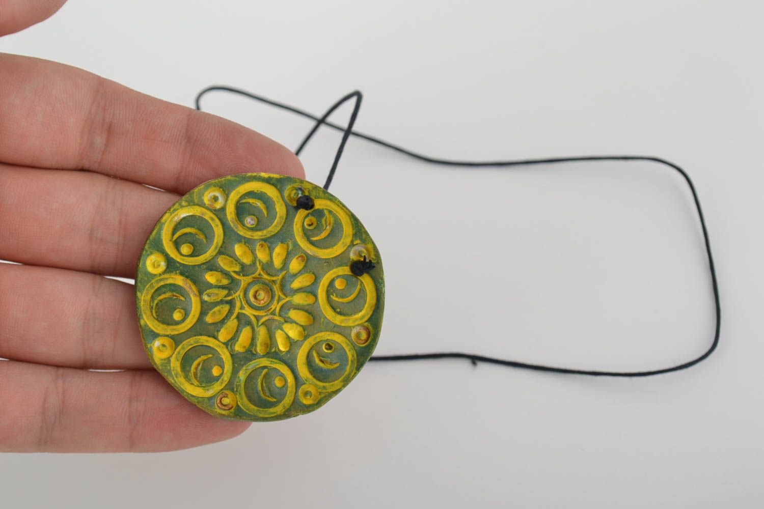 Круглая глиняная подвеска зеленое с желтым кулон на шнурке ручной работы фото 2