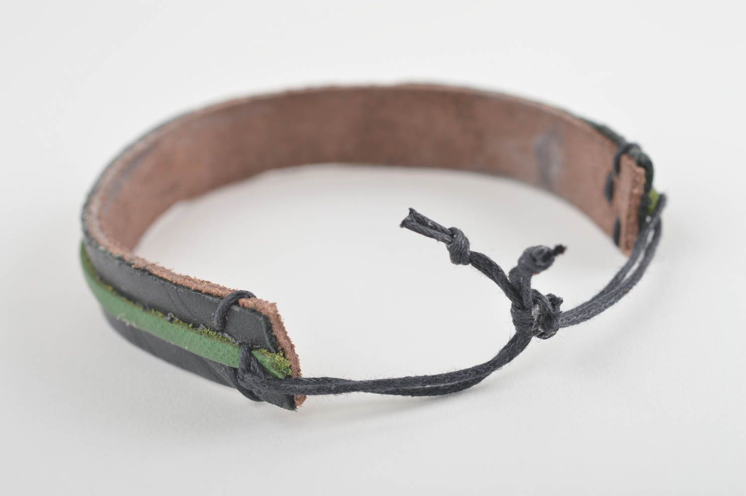 Кожаный браслет ручной работы с заклепкой браслет на руку украшение из кожи фото 5