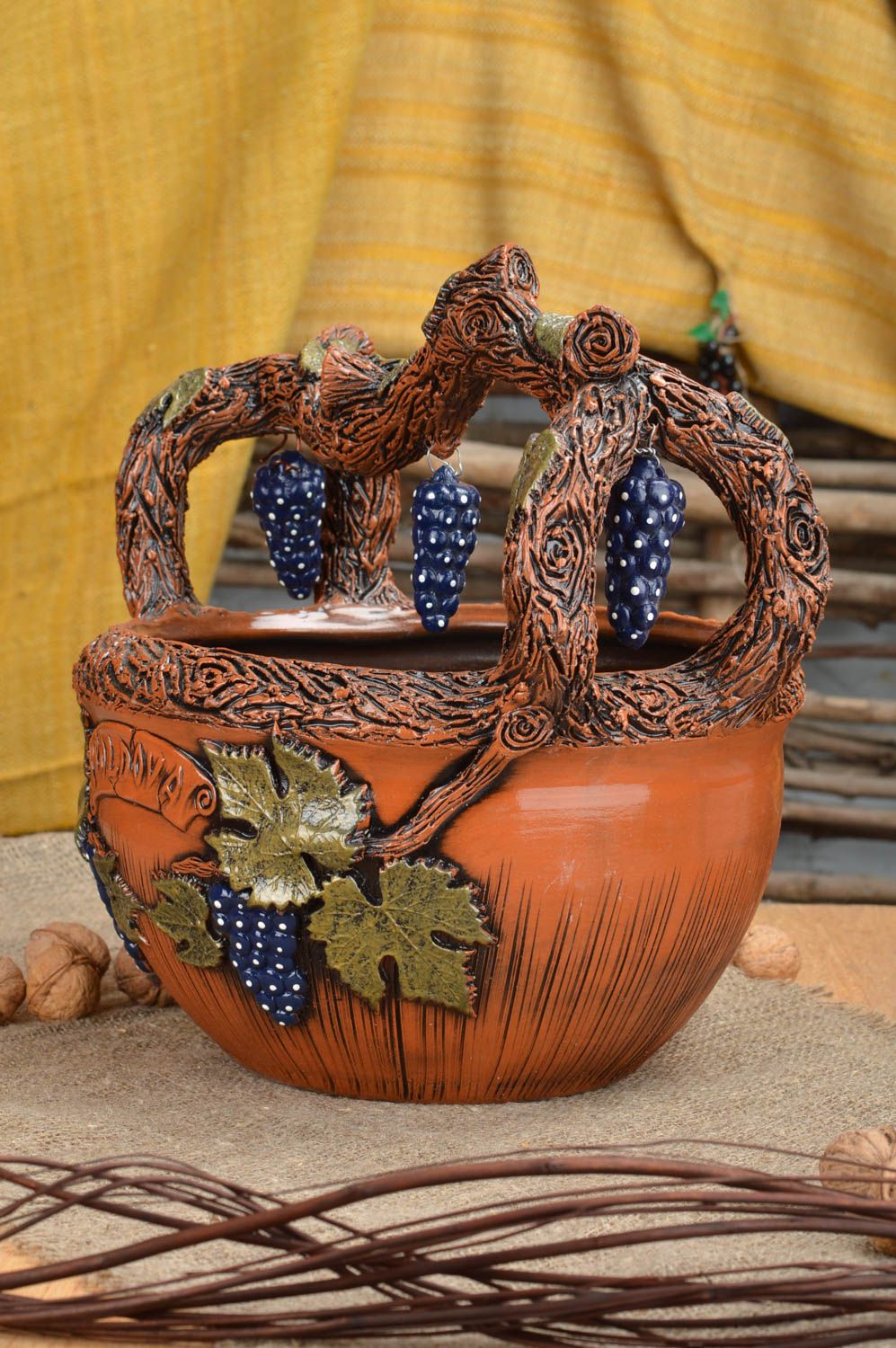 Grand porte-fruits en céramique brun fait main original avec grappes de raisin photo 1