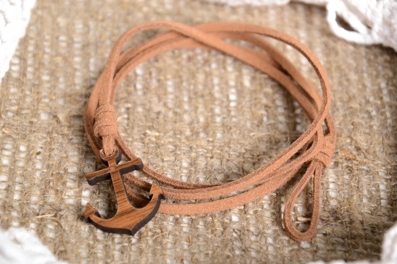 Brazalete artesanal con ancla regalo original pulsera de gamuza color marrón foto 1