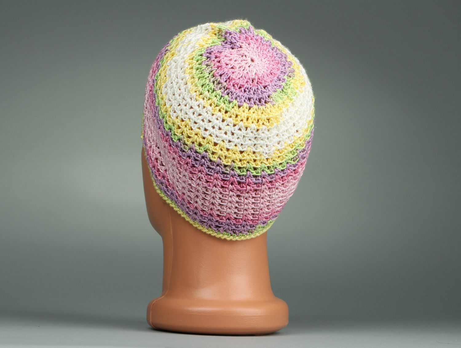 Bonnet tricoté aux couleurs lumineuses photo 4