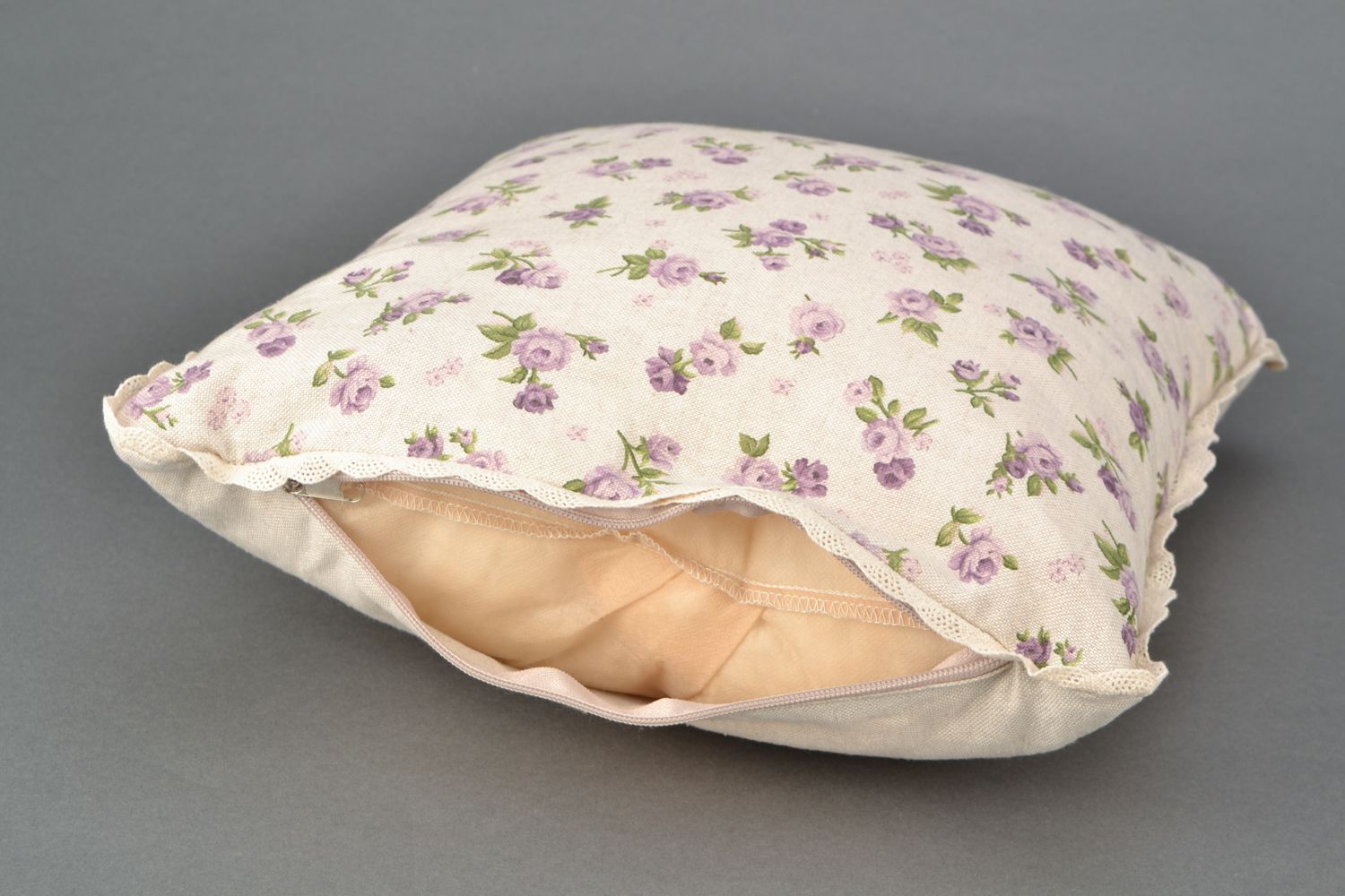 Мягкая диванная подушка из хлопка и полиамида с цветочным принтом фото 4