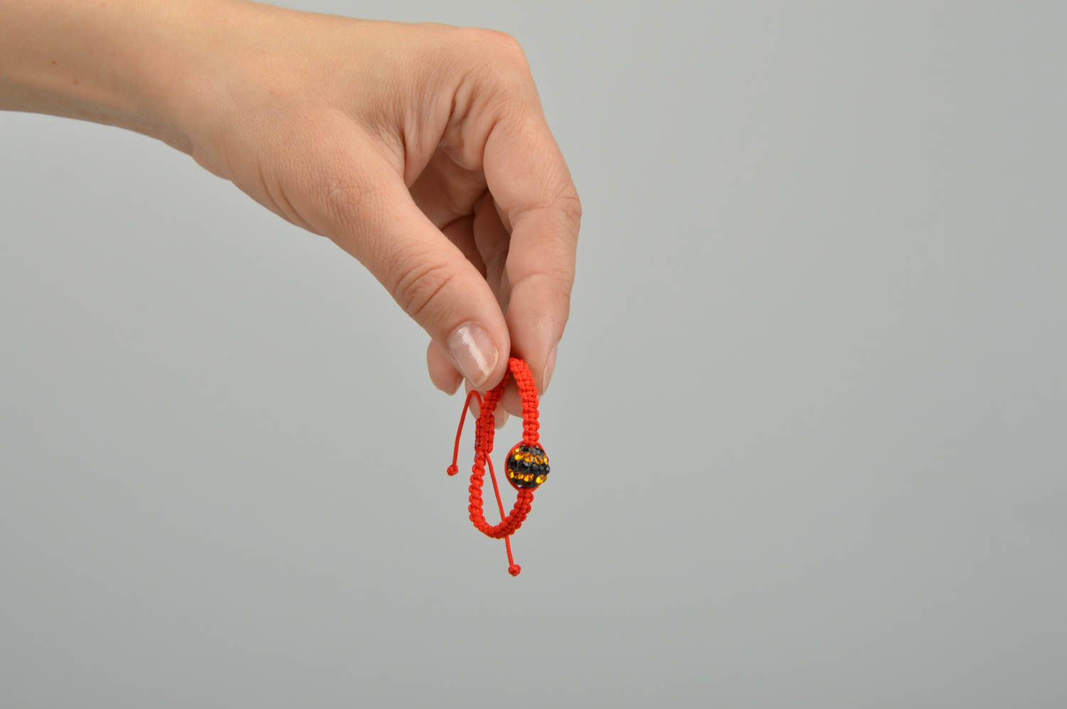 Bracelet tressé en cordon ciré avec une grande perle fait main rouge original photo 2