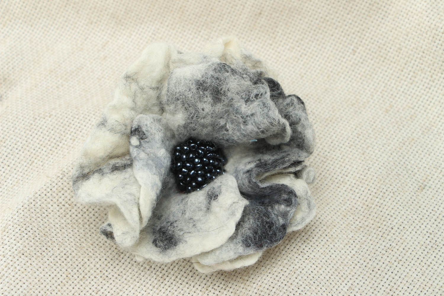 Broche en laine feutrée faite main pavot blanc photo 1