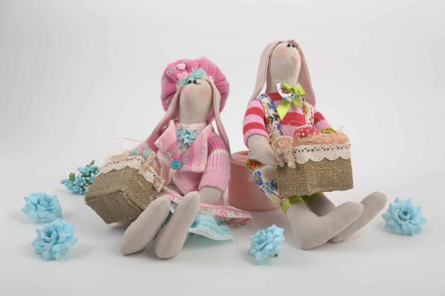Два пасхальные кролики ручной работы авторский пасхальный декор подарки на Пасху фото 1