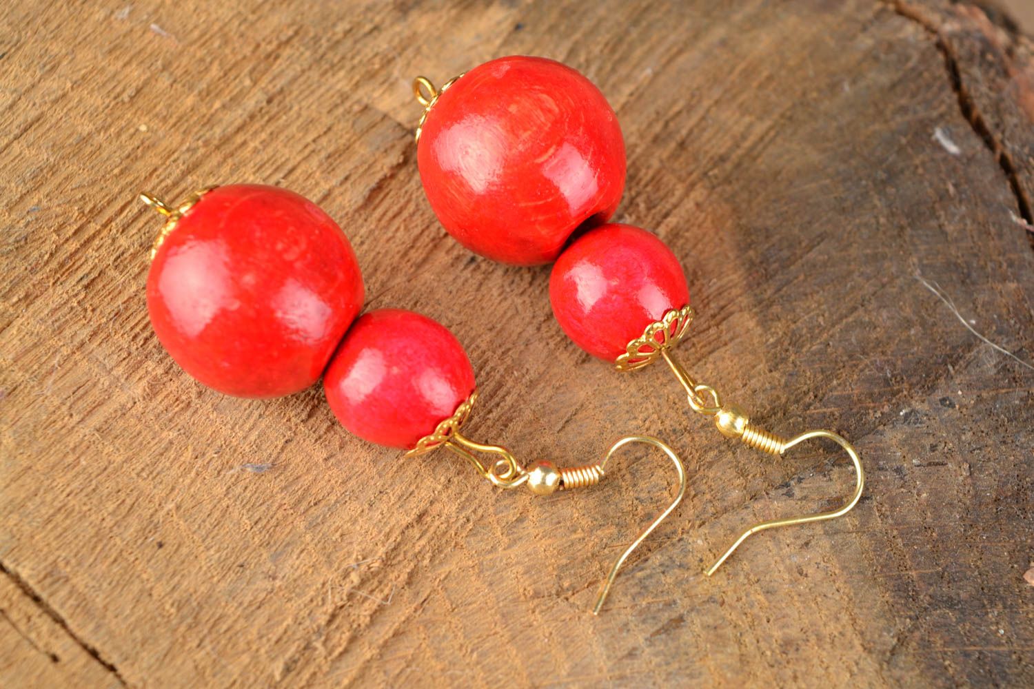Boucles d'oreilles pendantes en bois rouges Obier faites main pour femme photo 1