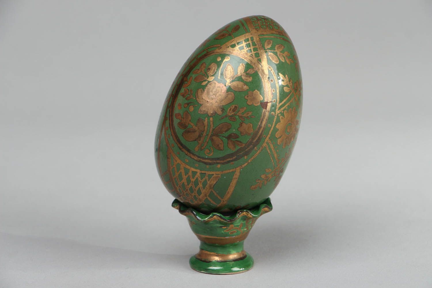 Ceramic egg with a stand photo 1