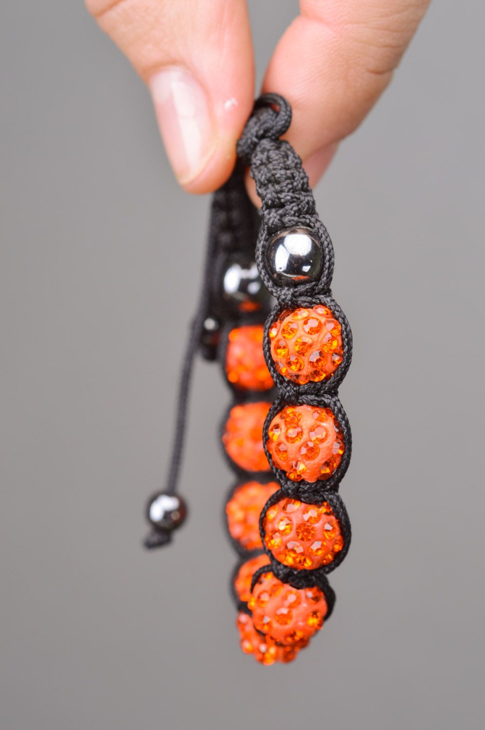Яркий браслет из бусин и ниток с регулируемым размером ручной работы оранжевый фото 3