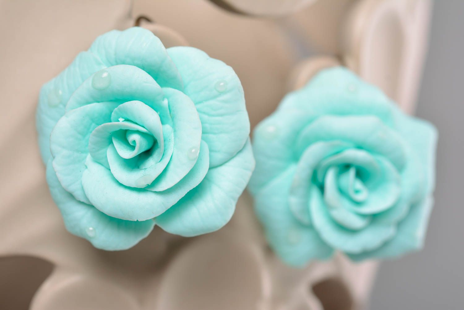 Нежные объемные серьги цветы из полимерной глины голубые розы ручной работы  фото 1