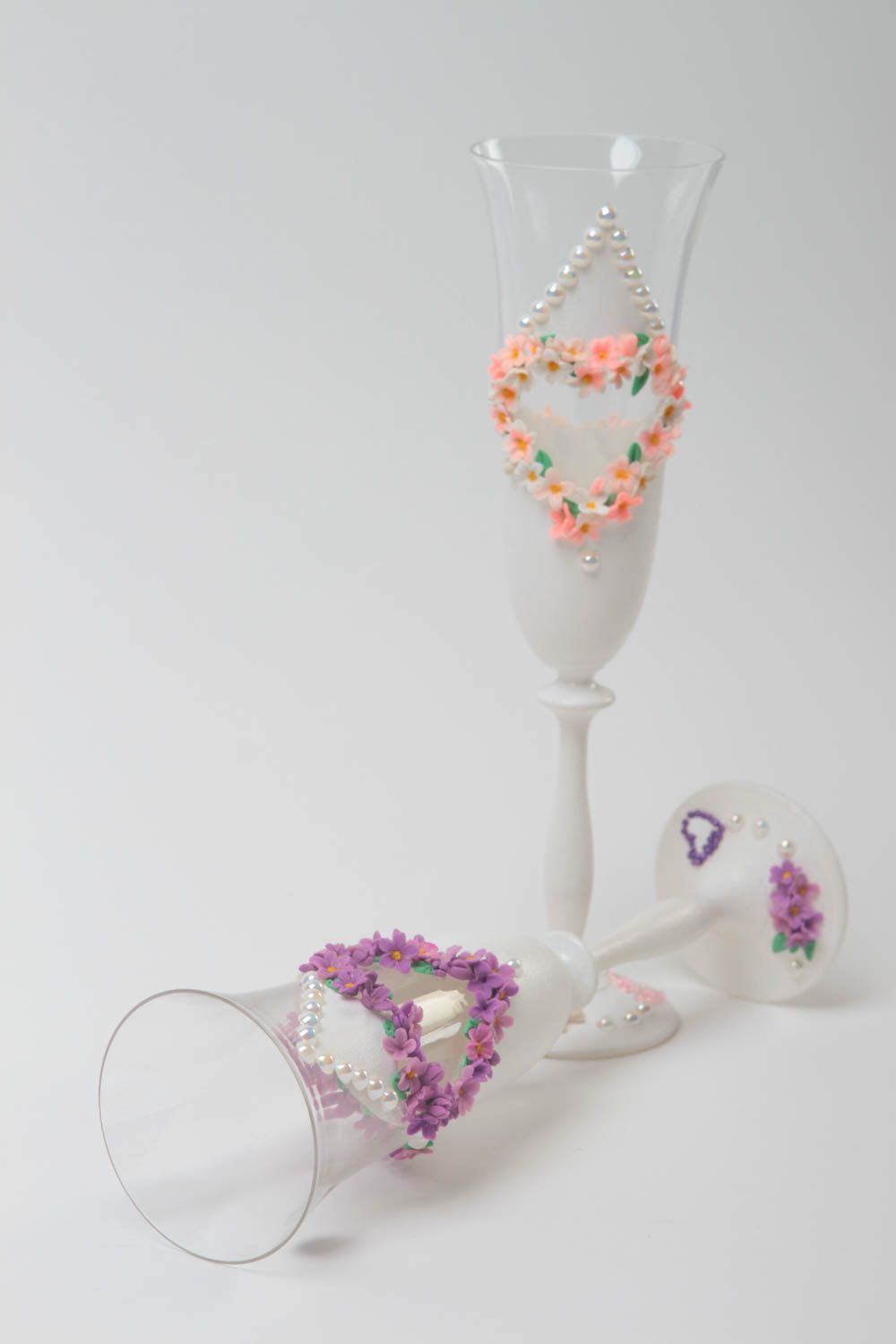 Свадебные бокалы набор 2 штуки узкие с бусинами и цветами ручная работа 190 мл фото 4