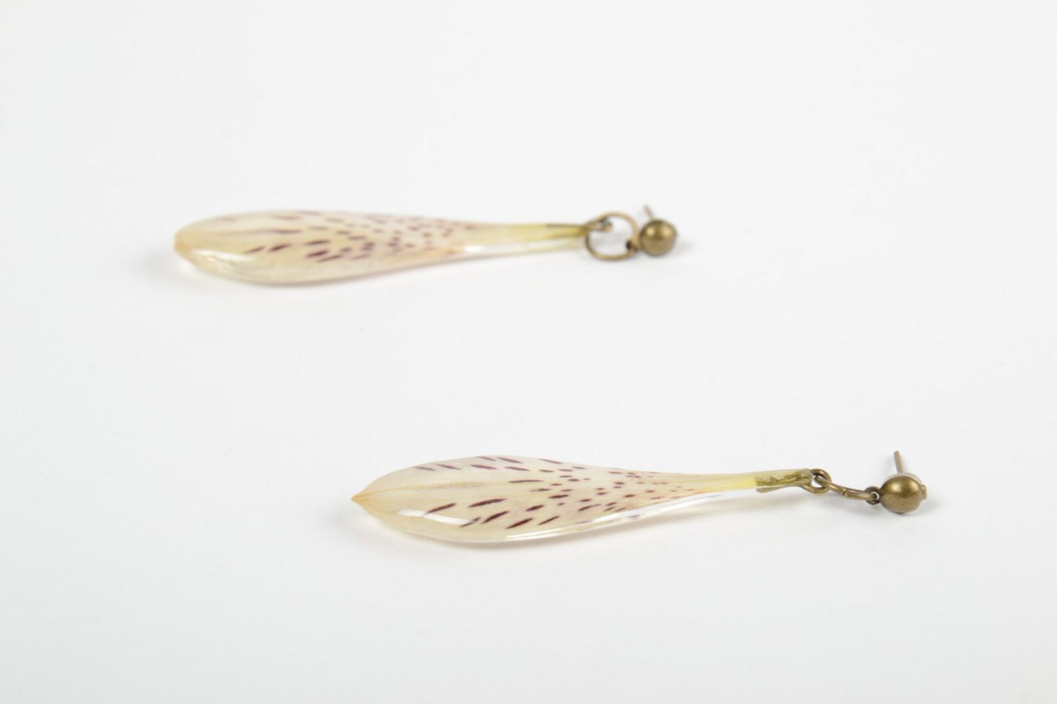 Handgemachte lange Ohrrige mit echtem Blumenblatt von Inkalilien in Epoxidharz foto 4