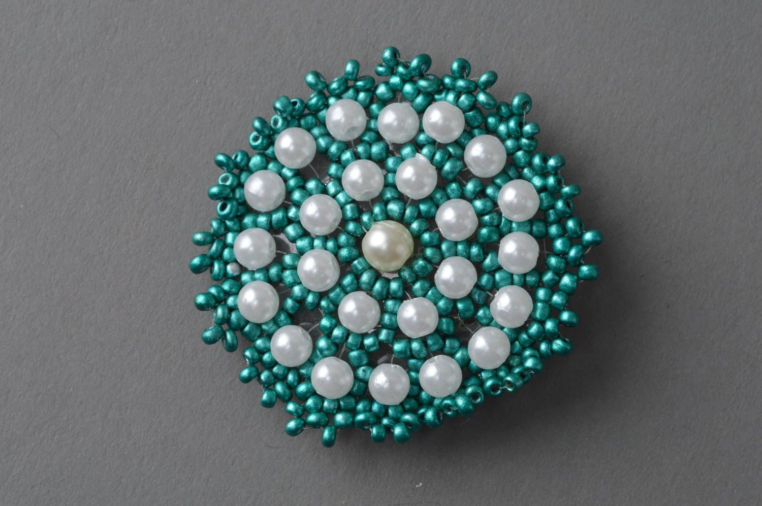 Stylish unusual handmade brooch woven of green and white beads in round shape photo 2
