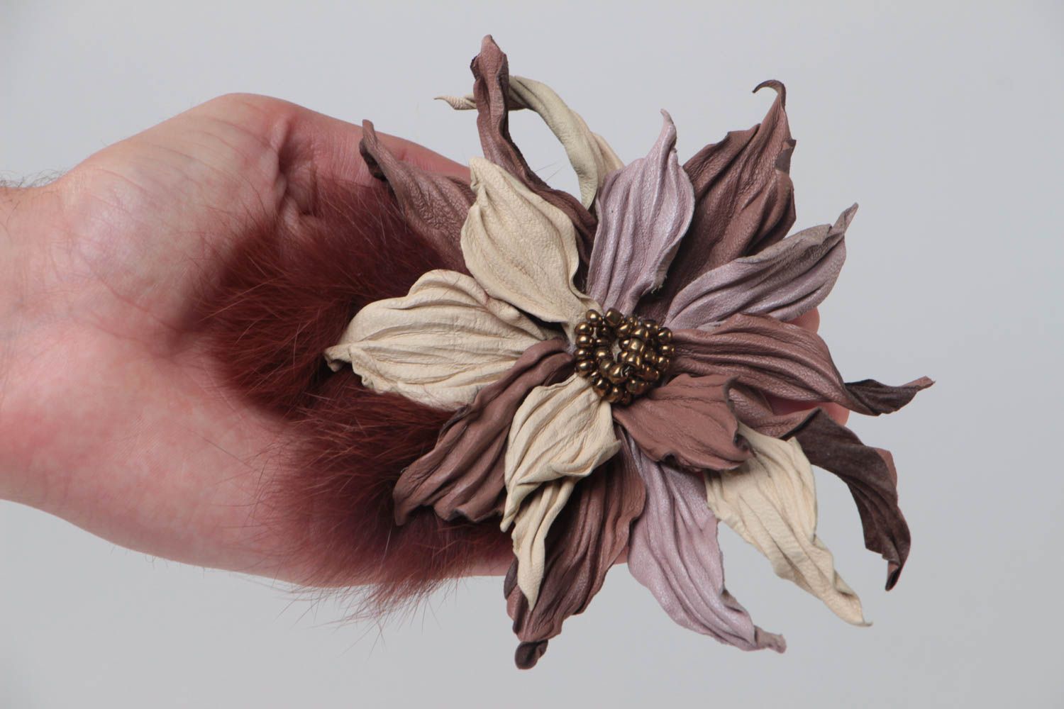 Broche con flor de cuero natural artesanal original para el pelo  foto 5