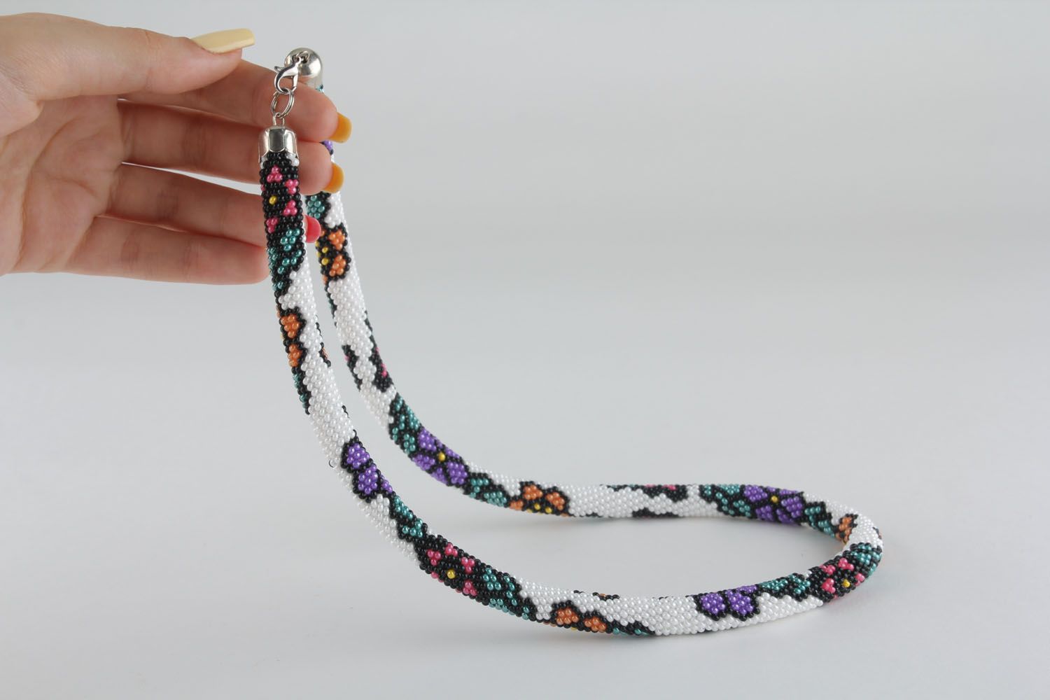 Beaded cord necklace with floral motifs photo 4