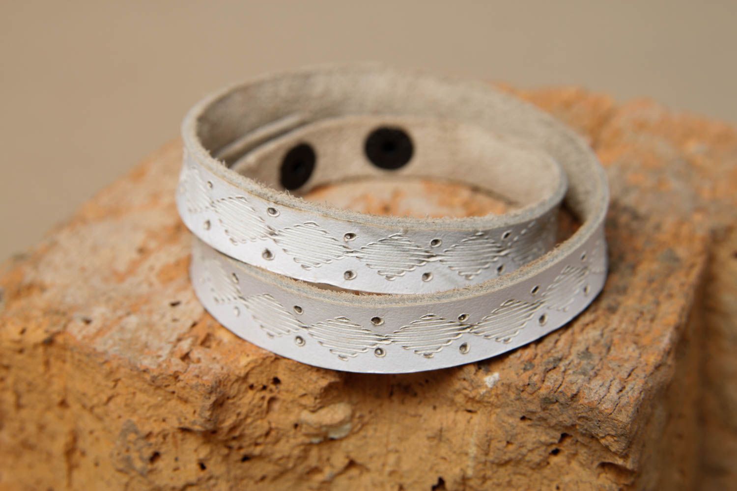 Bracelet cuir Bijou fait main blanc à la mode Accessoire design de créateur photo 1
