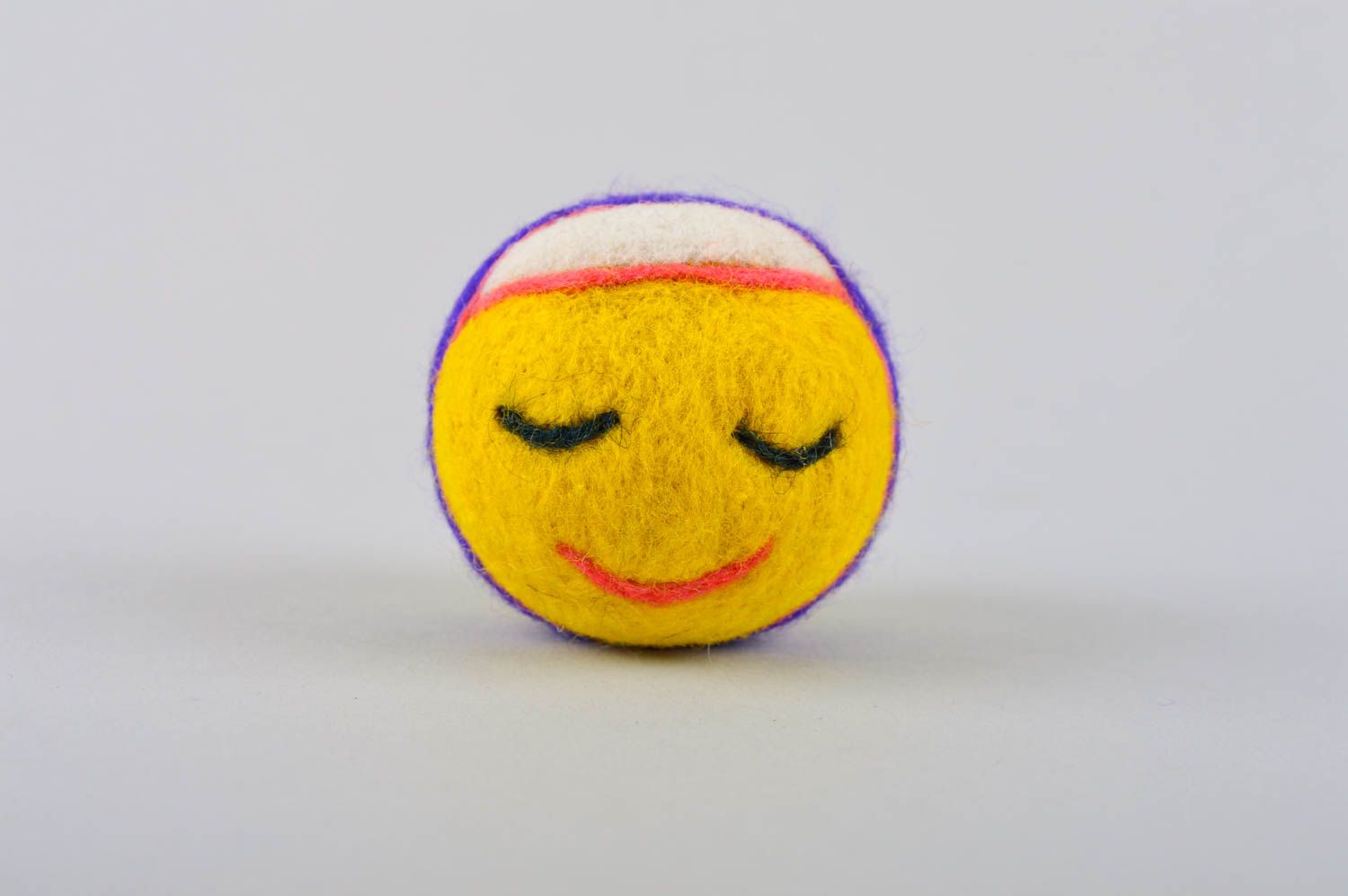 Handmade Smiley Kuscheltier Geschenk für Kinder aus Wolle kreatives Spielzeug  foto 3