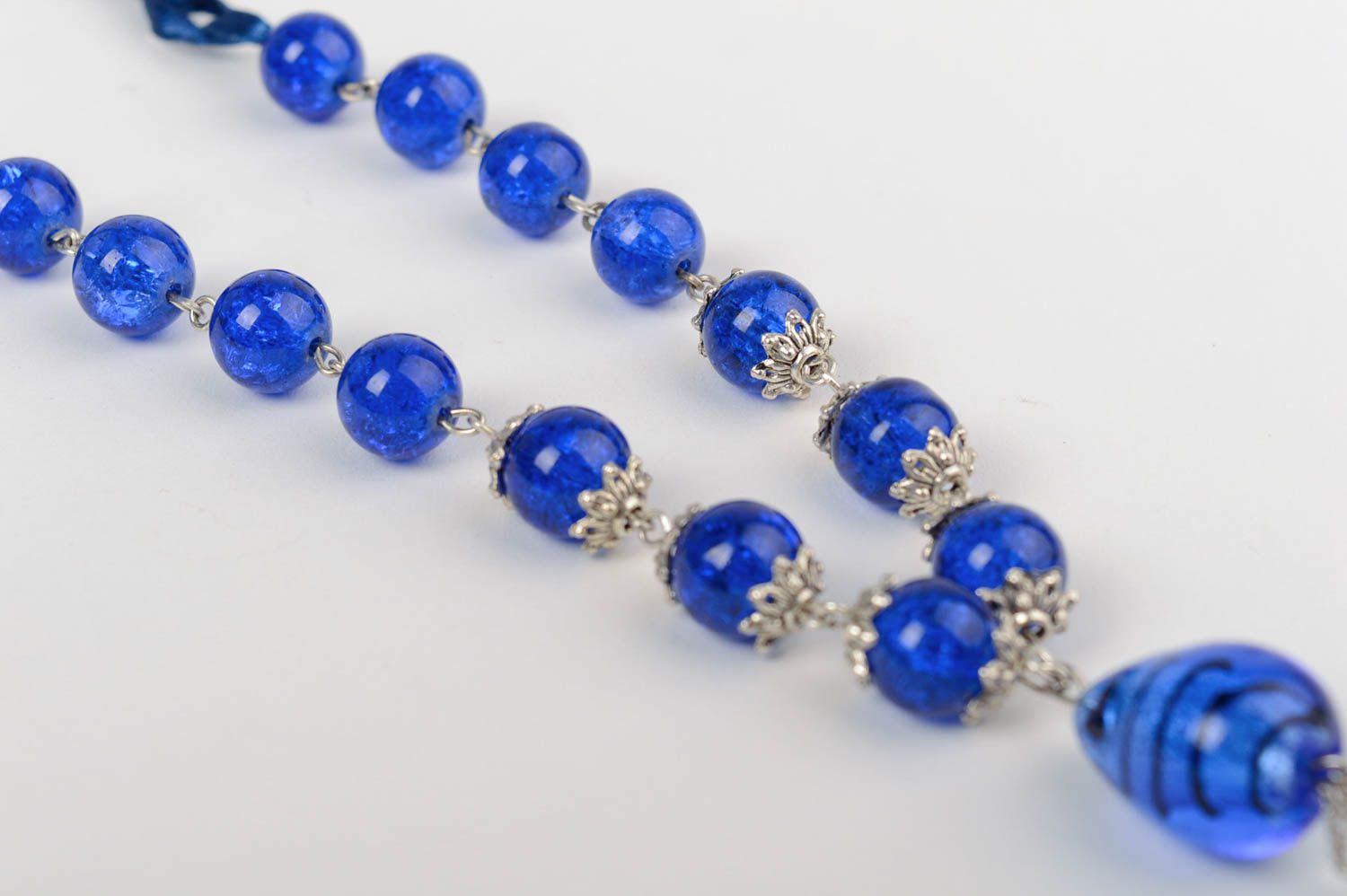 Lange handgemachte elegante blaue Halskette aus Glas mit Atlasband für Damen foto 5