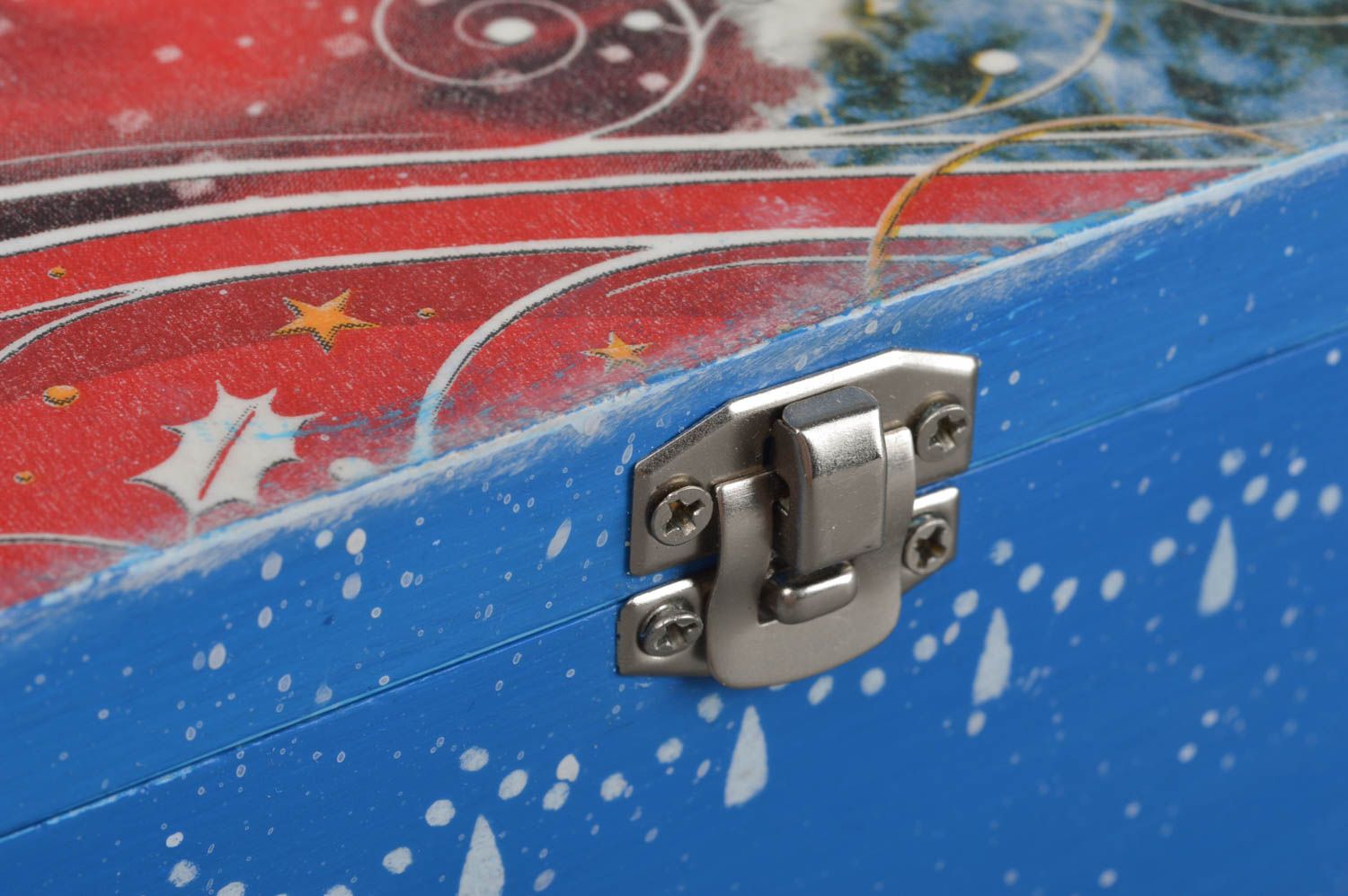 Синяя шкатулка в технике декупаж ручной работы с замочком из фанеры Дед Мороз фото 2