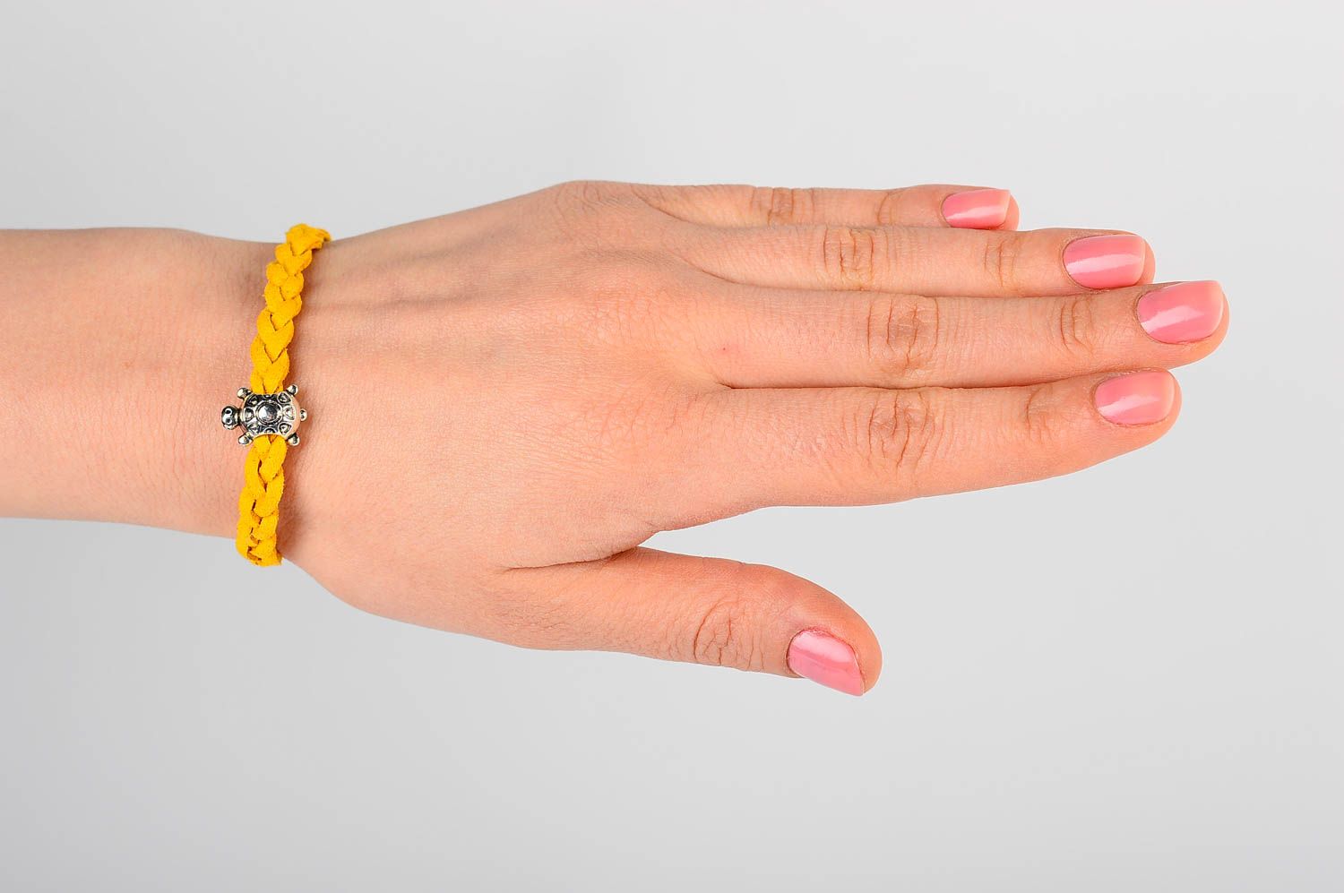 Замшевый браслет хэнд мэйд браслет на руку желтый плетеный украшение из кожи фото 2
