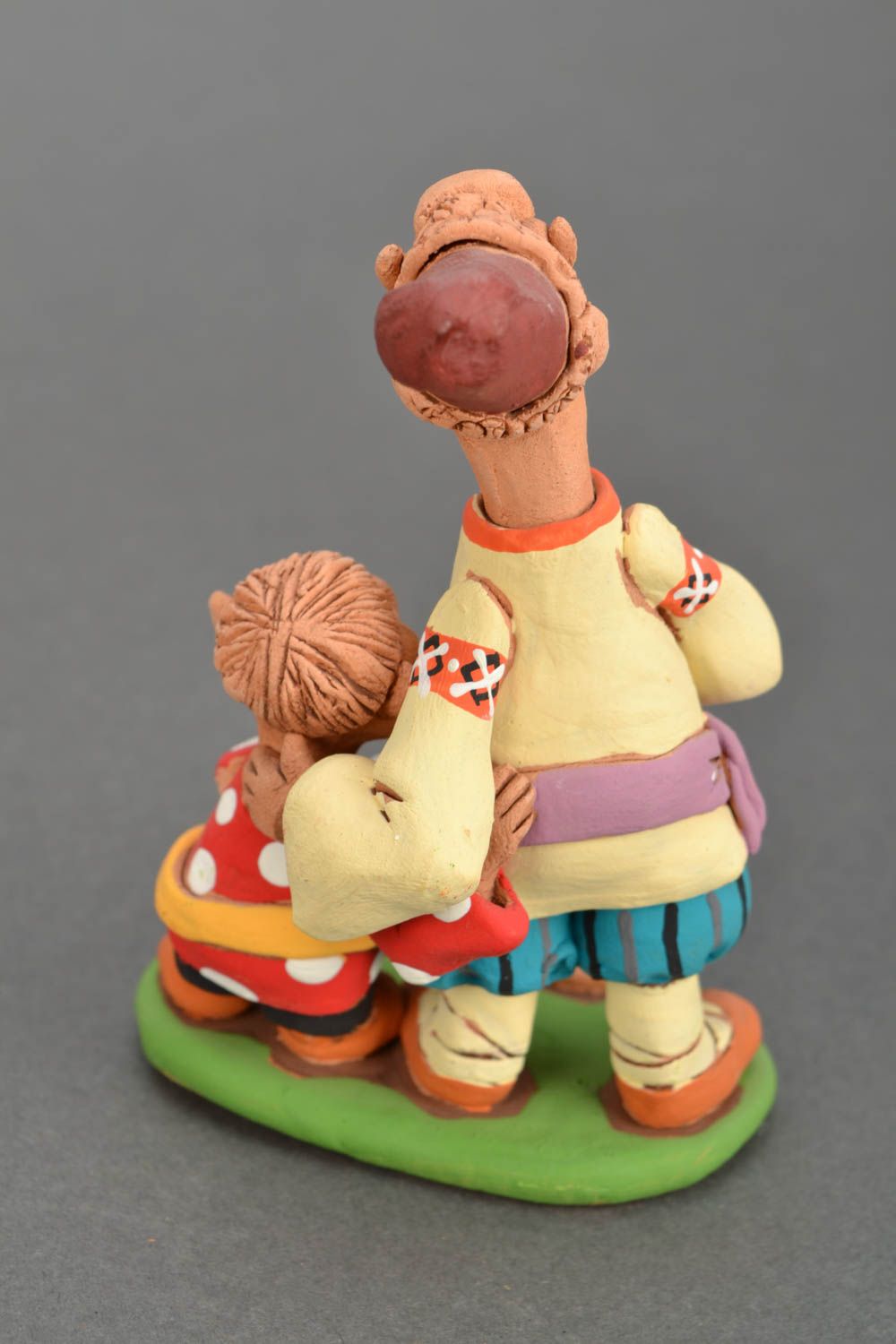 Lustige Figurine aus Ton Kosak mit dem Kind foto 5