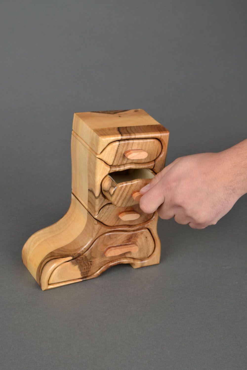 Деревянная шкатулка в форме сапожка фото 2