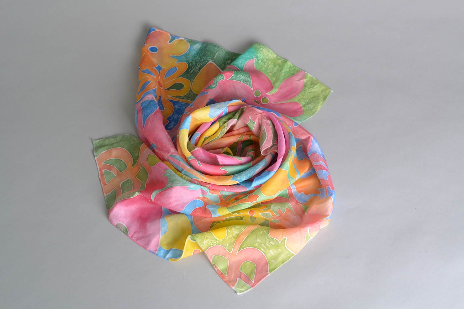 Sciarpa di seta fatta a mano accessorio originale da donna in colori vivaci
 foto 1